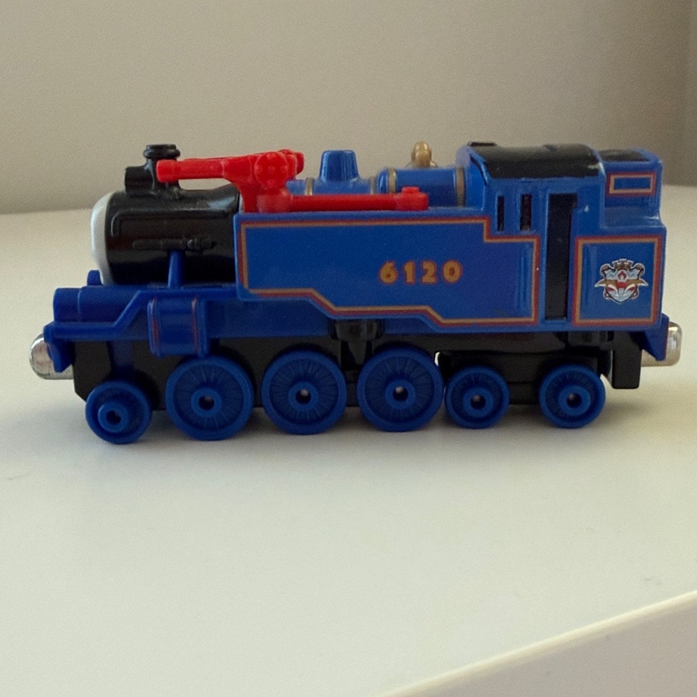Thomas the Train Toys "Belle" Blue Train with signature red water cannon - Picture 6 of 8